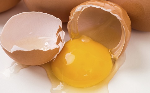 鸡精能和鸡蛋一起炒吗 (鸡精能和鸡蛋一起吃吗 鸡蛋可以和鸡精放在一起吗)