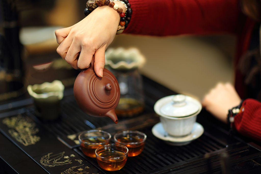 冲泡乌龙茶的关键技术是催香与什么环节 (冲泡乌龙茶的水温一般选择多少度 乌龙茶的冲泡温度是多少)