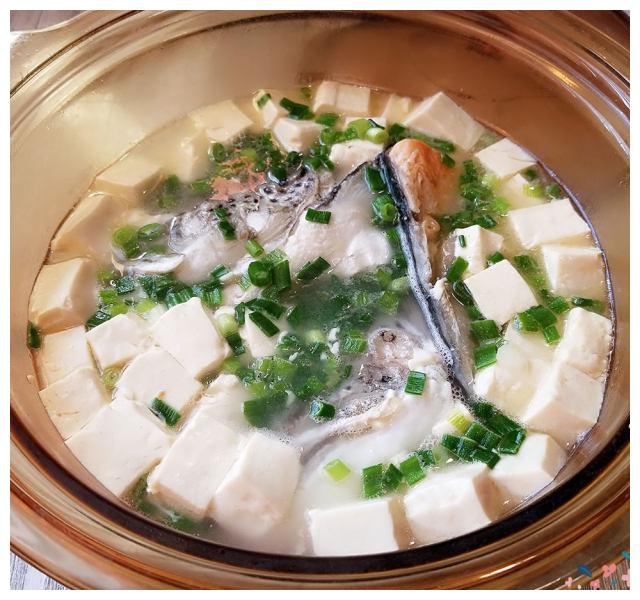 鱼头豆腐汤可以加什么配菜 (鱼头豆腐汤可以放海带吗 鱼头豆腐汤可以放山药吗)