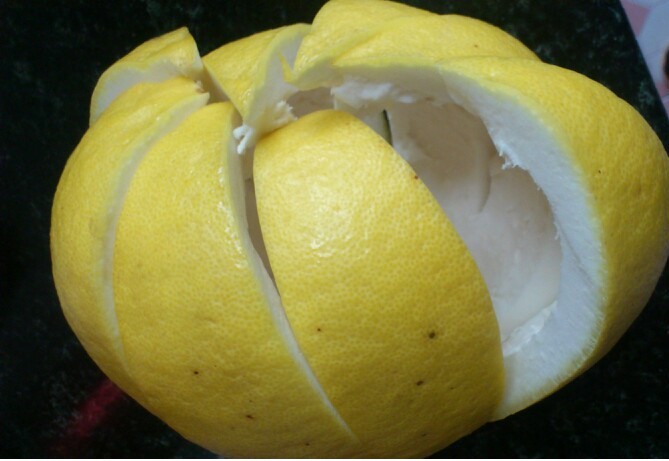 柚子皮的吃法7种 (柚子皮的吃法有哪些 柚子怎么挑选比较好)