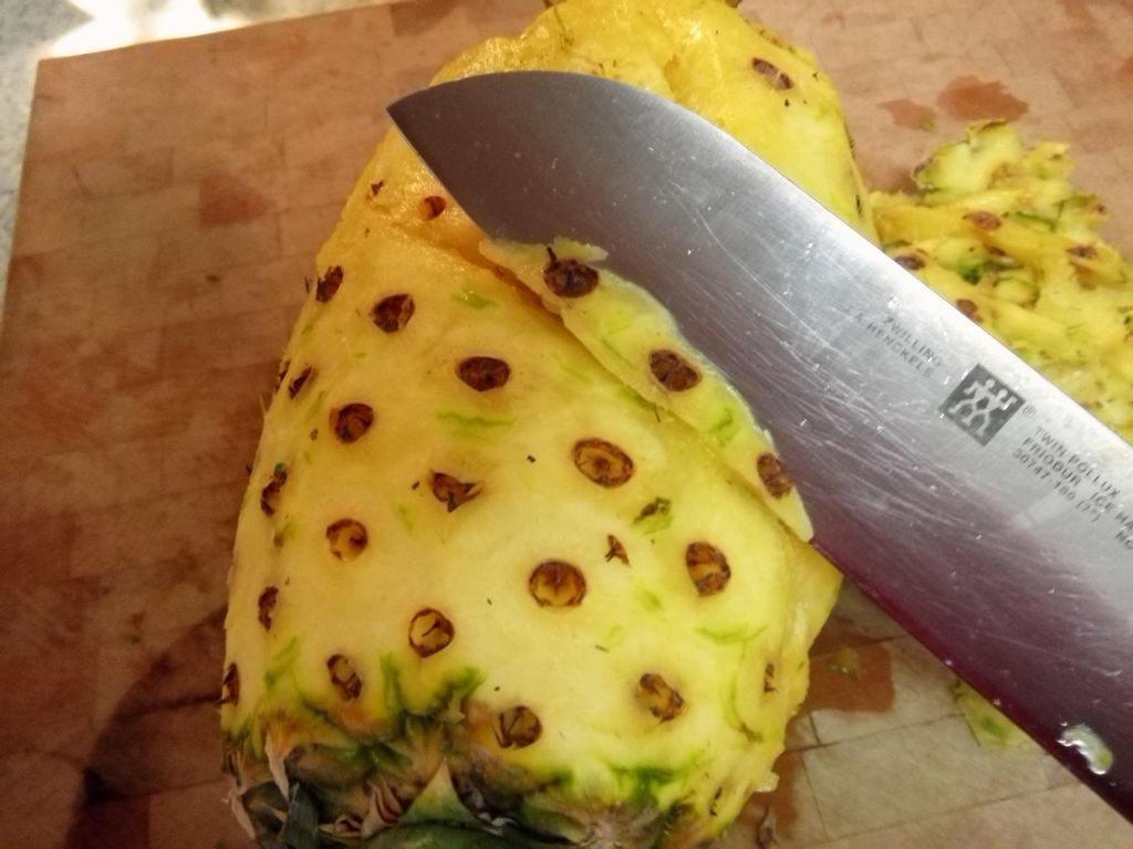 菠萝自己怎么削皮 (菠萝自己怎么削皮 菠萝在家里怎么削皮)
