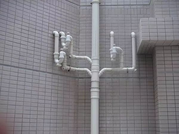 空调排水管漏水是怎么回事 (空调排水管漏水是安装造成的吗 空调排水管滴水正常吗)