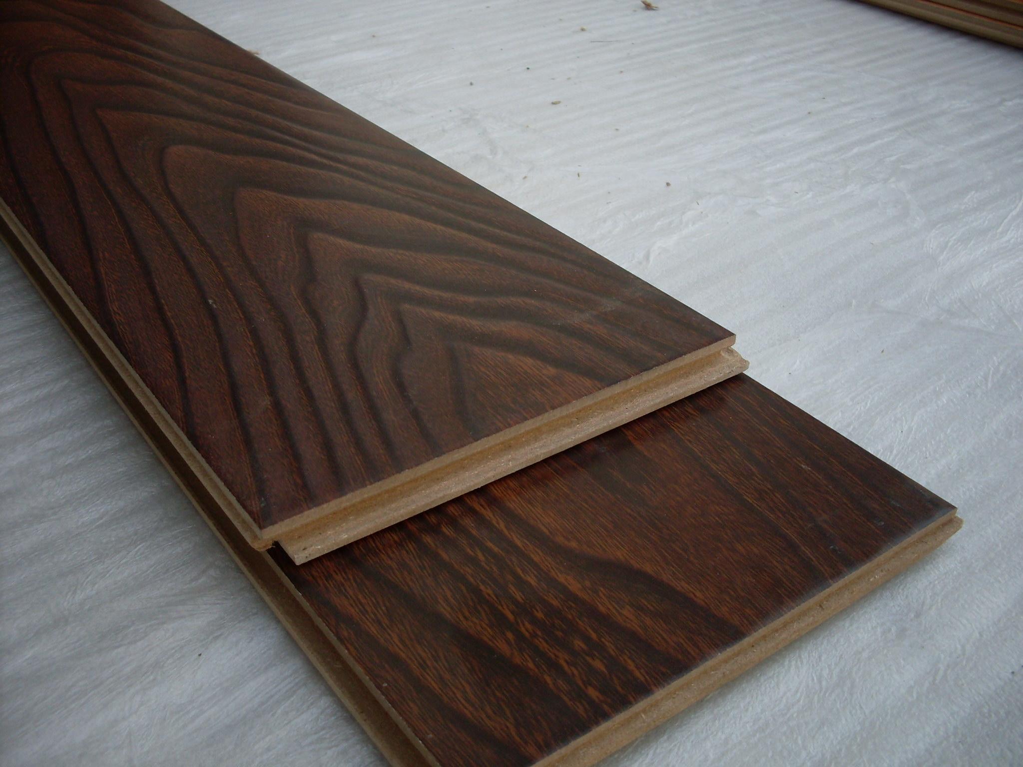 强化地板是复合木地板吗 强化地板表层是纸做的吗