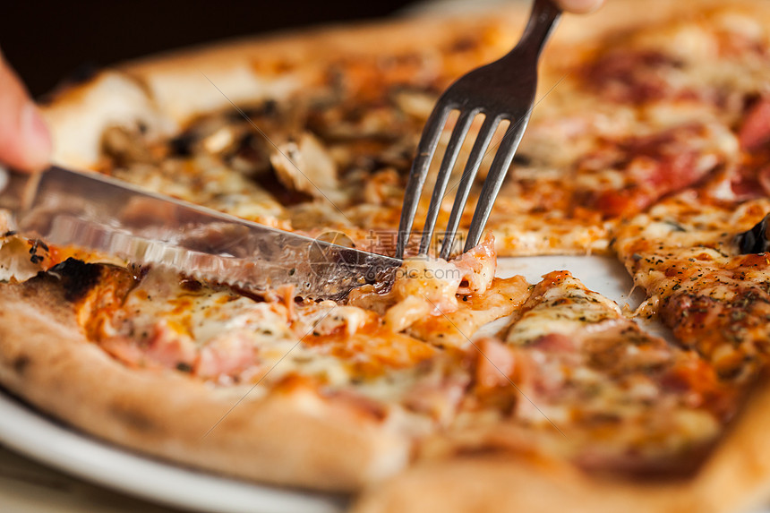 吃披萨和米饭哪个容易胖 一块披萨的热量相当于几碗饭